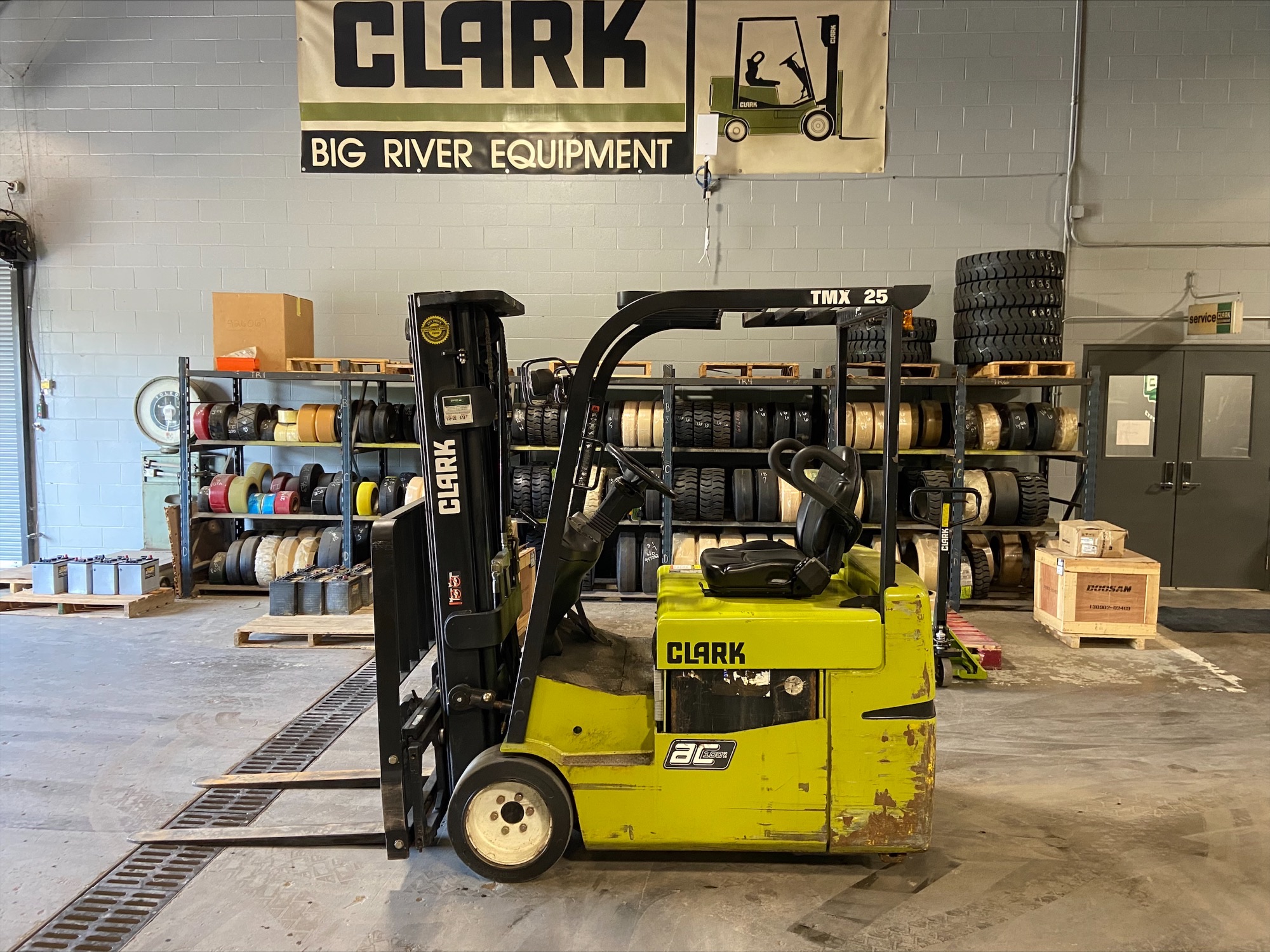 Primary display photo for CLARK TMX25 Electric Sit Down Rider